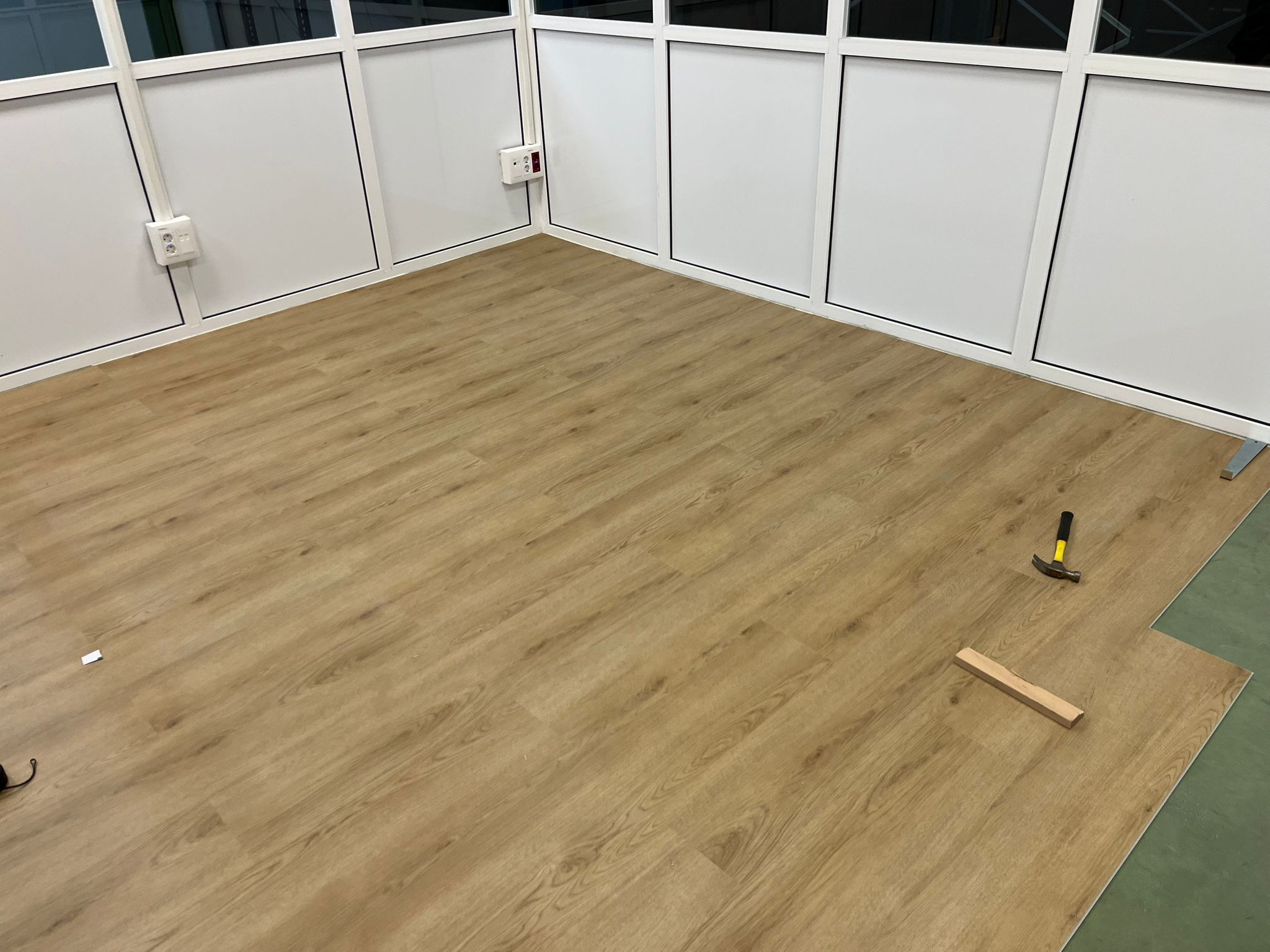 ESTANCIA NAVE INDUSTRIAL CON SUELO LAMINADO PARA OFICINA